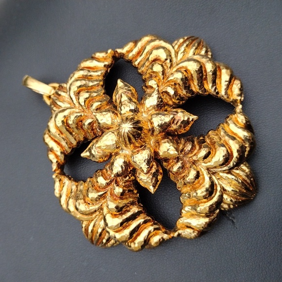 SUBSTANTIAL SOLID 18K Gold Hammered Maltese Cross Pendant - Picture 11 of 16